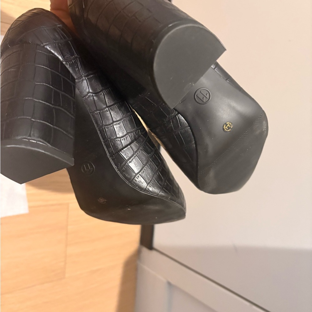 Liz Claiborne Black Croc-Pattern Heels - Picture 2 of 4